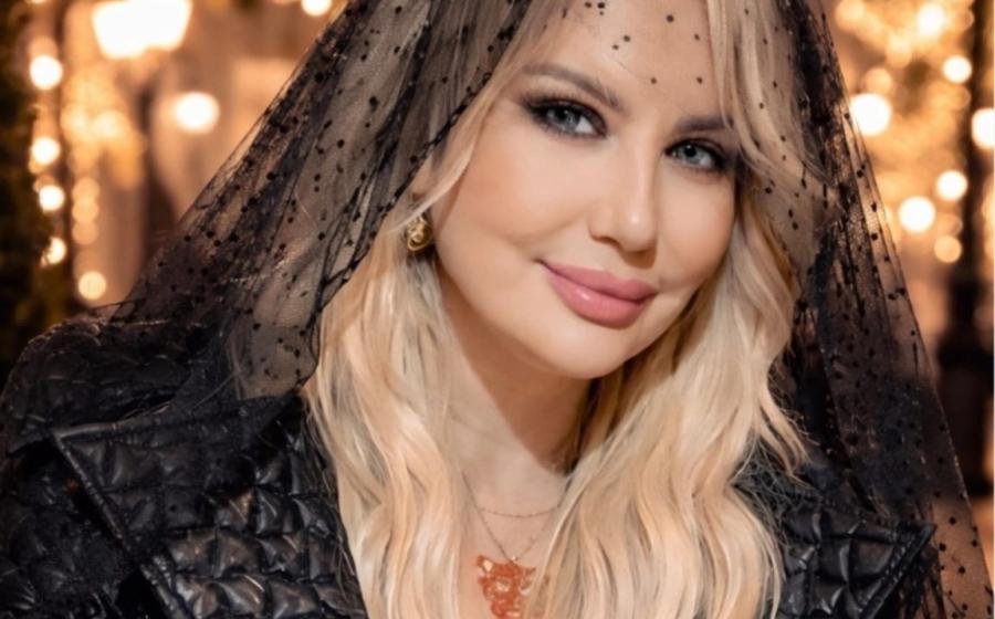 تُطلق الفنانة الأصيلة سهام الصافي عملًا فنيًا جديدًا يحمل عنوان "ليش..."، ليأتي هذا الإصدار كرحلة موسيقية مختلفة تعيد المستمع إلى زمن الفن الجميل، حيث الكلمة الصادقة والإحساس الحقيقي والموسيقى الراقية التي تدخل القلب بهدوء وعُمق.  الأغنية الجديدة من كلمات وألحان سهام الصافي نفسها، في خطوة تؤكد من خلالها بصمتها الفنية الخاصة وقدرتها على ترجمة مشاعرها وأحاسيسها بأسلوب صادق وعفوي. وبحسب الأجواء التي تحملها الأغنية، قد تكون "ليش" انعكاسًا لحالة معيّنة تعيشها الفنانة، فترجمتها بالكلمة واللحن والإحساس ضمن قالب مو