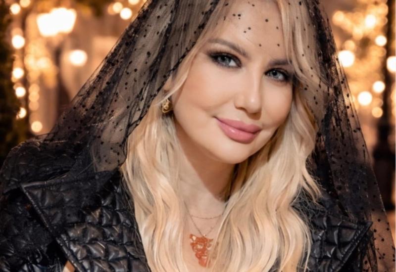 تُطلق الفنانة الأصيلة سهام الصافي عملًا فنيًا جديدًا يحمل عنوان "ليش..."، ليأتي هذا الإصدار كرحلة موسيقية مختلفة تعيد المستمع إلى زمن الفن الجميل، حيث الكلمة الصادقة والإحساس الحقيقي والموسيقى الراقية التي تدخل القلب بهدوء وعُمق.  الأغنية الجديدة من كلمات وألحان سهام الصافي نفسها، في خطوة تؤكد من خلالها بصمتها الفنية الخاصة وقدرتها على ترجمة مشاعرها وأحاسيسها بأسلوب صادق وعفوي. وبحسب الأجواء التي تحملها الأغنية، قد تكون "ليش" انعكاسًا لحالة معيّنة تعيشها الفنانة، فترجمتها بالكلمة واللحن والإحساس ضمن قالب مو