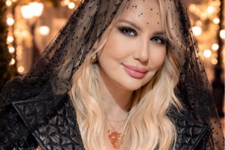 تُطلق الفنانة الأصيلة سهام الصافي عملًا فنيًا جديدًا يحمل عنوان "ليش..."، ليأتي هذا الإصدار كرحلة موسيقية مختلفة تعيد المستمع إلى زمن الفن الجميل، حيث الكلمة الصادقة والإحساس الحقيقي والموسيقى الراقية التي تدخل القلب بهدوء وعُمق.  الأغنية الجديدة من كلمات وألحان سهام الصافي نفسها، في خطوة تؤكد من خلالها بصمتها الفنية الخاصة وقدرتها على ترجمة مشاعرها وأحاسيسها بأسلوب صادق وعفوي. وبحسب الأجواء التي تحملها الأغنية، قد تكون "ليش" انعكاسًا لحالة معيّنة تعيشها الفنانة، فترجمتها بالكلمة واللحن والإحساس ضمن قالب مو