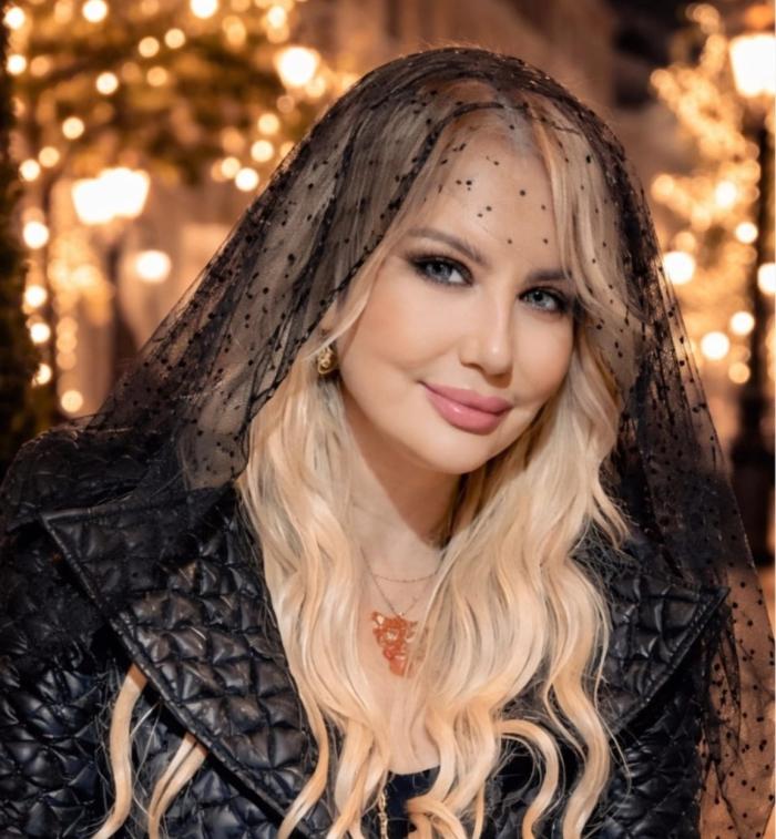 تُطلق الفنانة الأصيلة سهام الصافي عملًا فنيًا جديدًا يحمل عنوان "ليش..."، ليأتي هذا الإصدار كرحلة موسيقية مختلفة تعيد المستمع إلى زمن الفن الجميل، حيث الكلمة الصادقة والإحساس الحقيقي والموسيقى الراقية التي تدخل القلب بهدوء وعُمق.  الأغنية الجديدة من كلمات وألحان سهام الصافي نفسها، في خطوة تؤكد من خلالها بصمتها الفنية الخاصة وقدرتها على ترجمة مشاعرها وأحاسيسها بأسلوب صادق وعفوي. وبحسب الأجواء التي تحملها الأغنية، قد تكون "ليش" انعكاسًا لحالة معيّنة تعيشها الفنانة، فترجمتها بالكلمة واللحن والإحساس ضمن قالب مو